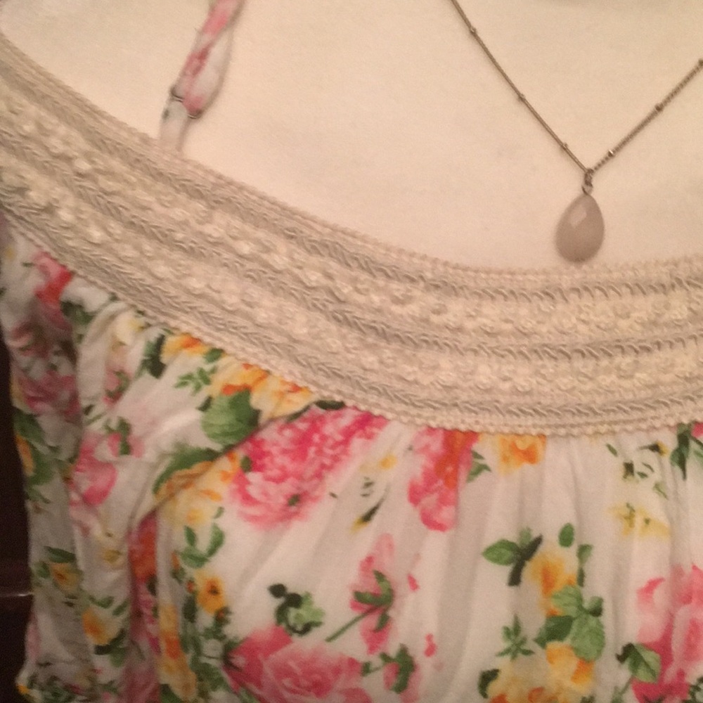 Women’s Chloe K Floral Top - Picture 4 of 6